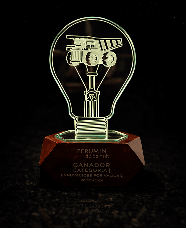 Reconocimiento de madera y cristal personalizado para empresas en Perú