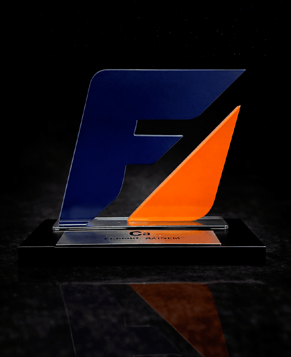Trofeo corporativo con diseño personalizado para premiaciones en Perú