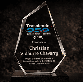 Detalle de trofeo de vidrio personalizado con grabado en Perú