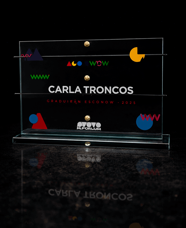 Trofeo de vidrio personalizado para reconocimiento empresarial en Perú
