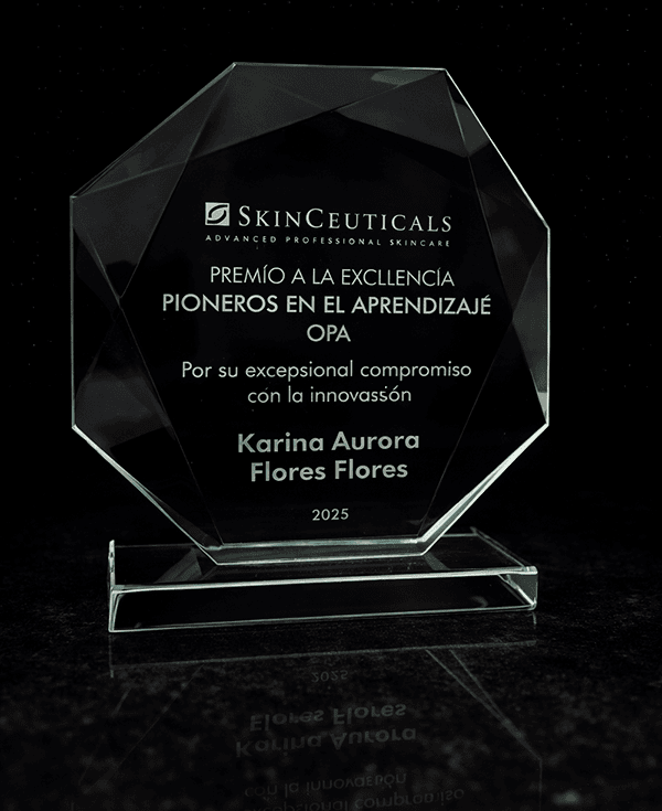 Trofeo de vidrio personalizado para reconocimiento corporativo en Perú